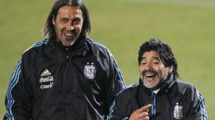 Ex ayudante de Diego Maradona asoma como opción para asumir la banca de Colo Colo