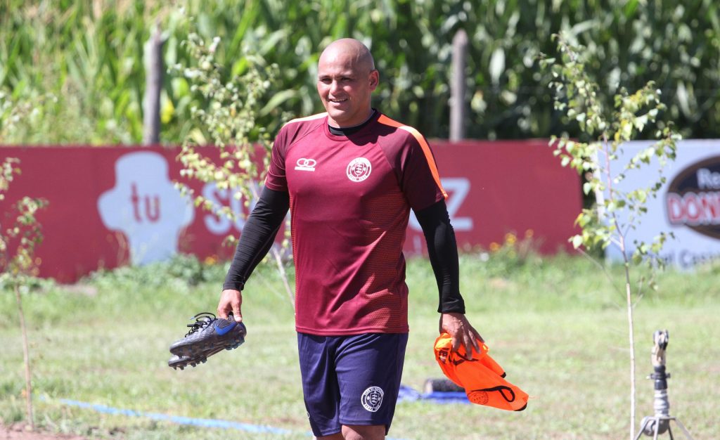 En Santa Cruz están fascinados con “Chupete” Suazo: “Para nosotros es un lujo, un orgullo tenerlo”