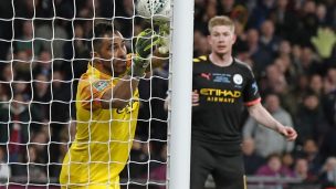 Prensa de Inglaterra alabó la atajada clave de Claudio Bravo en el título del Manchester City