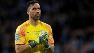 Claudio Bravo continuaría en el Manchester City hasta el término de la Premier League