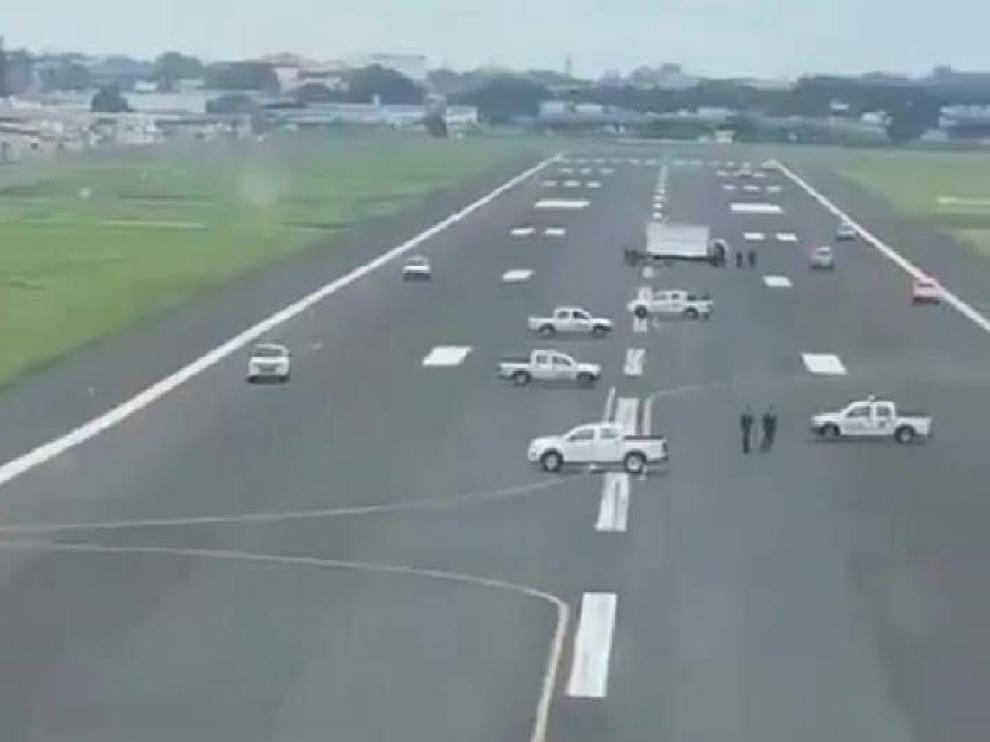 En Ecuador bloquean con autos pista de aterrizaje para evitar aterrizaje de avión de España