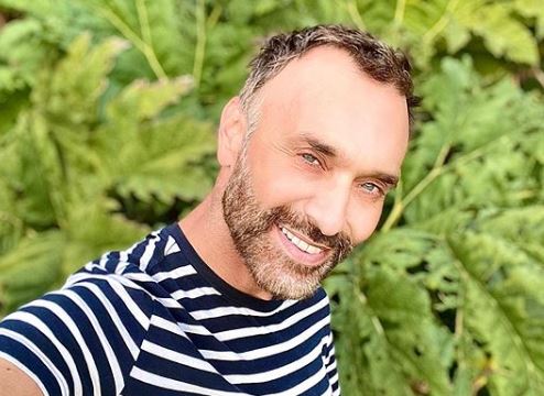 “Dignidad y estilo ante todo”: Jordi Castell enciende las redes con particular forma de pasar la cuarentena