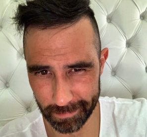 Claudio Bravo sorprendió con nuevo look y el Manchester City destacó su faceta de 