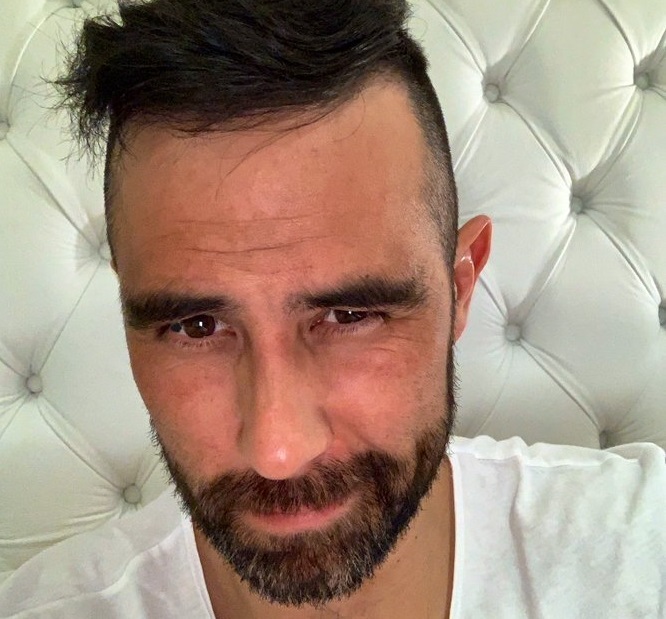 Claudio Bravo sorprendió con nuevo look y el Manchester City destacó su faceta de “barbero”