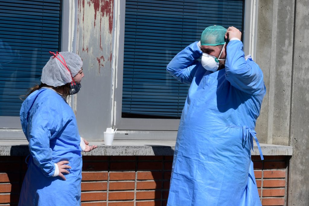 España registra más de 900 muertes por coronavirus por segundo día consecutivo