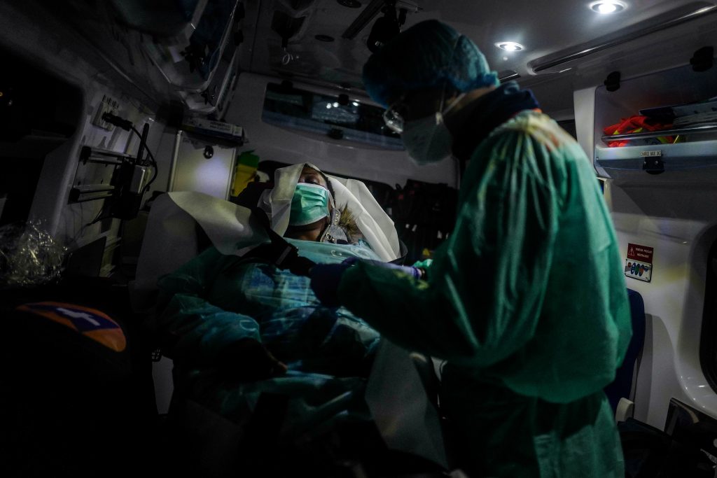 España respira y Estados Unidos se prepara para una semana de “horror” por Covid-19