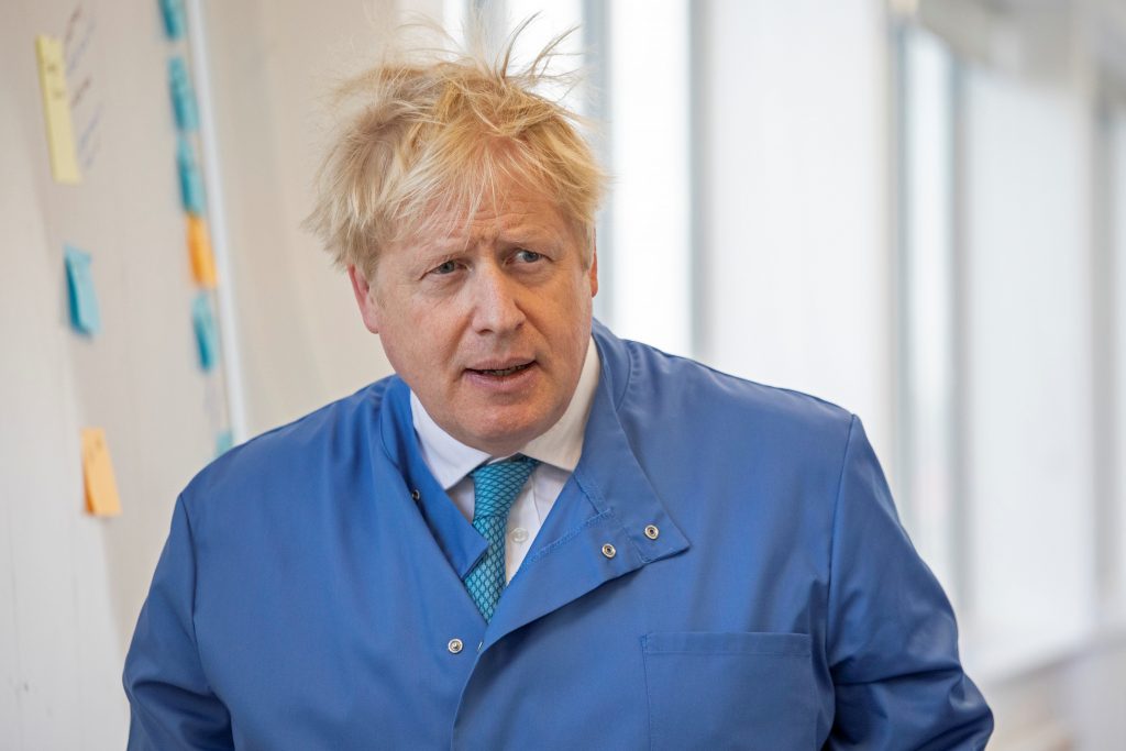 Boris Johnson dice que “le debe la vida” al servicio público de salud