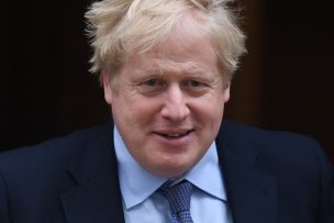 Boris Johnson continúa su recuperación por COVID-19 en el hospital