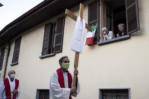 Indignación en Italia por unos 200 fieles que participaron de Viernes Santo pese a confinamiento