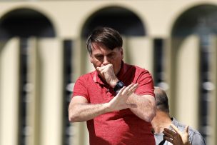 A Bolsonaro le da una crisis de tos mientras alienta a manifestantes que rompen cuarentena y piden intervención militar