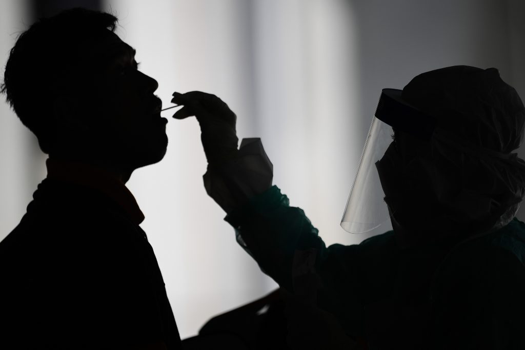 OMS en alerta por “Carnet”: No existen pruebas de que contagiados logren inmunidad