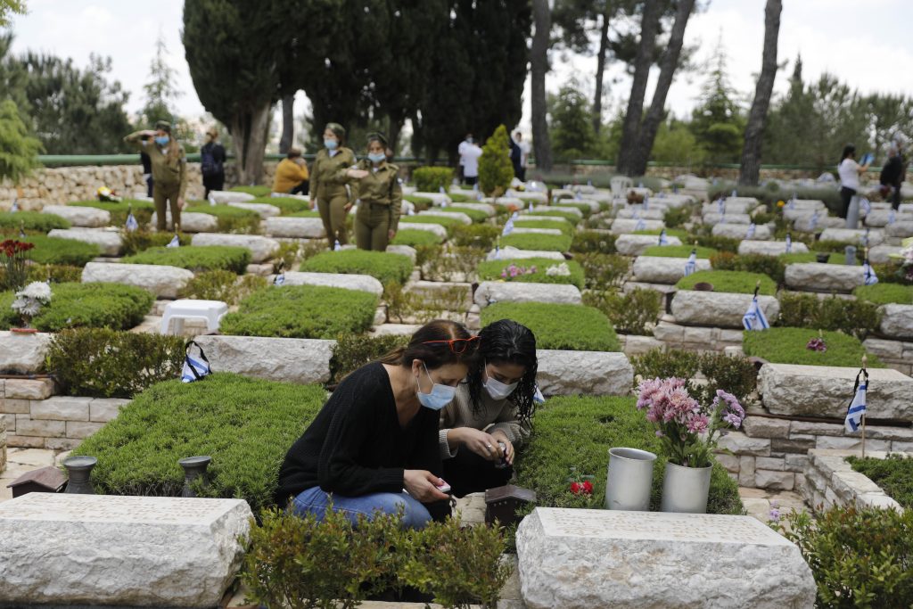 Europa registra menor cifra de muertes en semanas por pandemia y prepara desconfinamiento