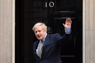 Gobierno británico busca ganar tiempo, esperando a Johnson, para revelar plan contra pandemia