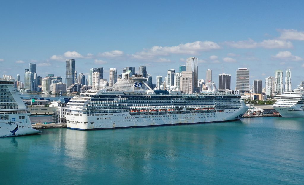 Crucero con dos muertos y varios enfermos de COVID-19 atraca en Miami: Había zarpado desde Chile