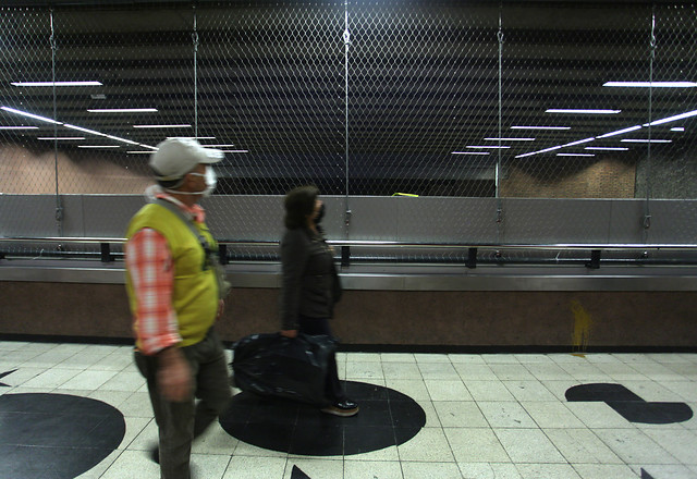 FOTOS | Instalan malla de seguridad en estación Baquedano de Metro