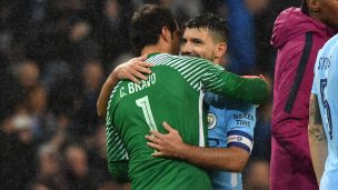 Aplausos para el chileno: Manchester City destacó el juego de pies de Claudio Bravo con notable jugada