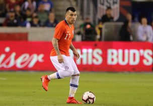 Gary Medel donó especial camiseta de Chile para campaña de la Cruz Roja