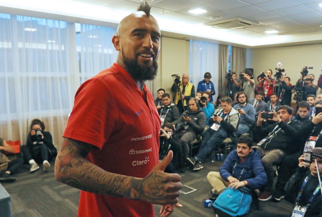 Arturo Vidal aparece en video de FIFA aplaudiendo a los “héroes de la humanidad”