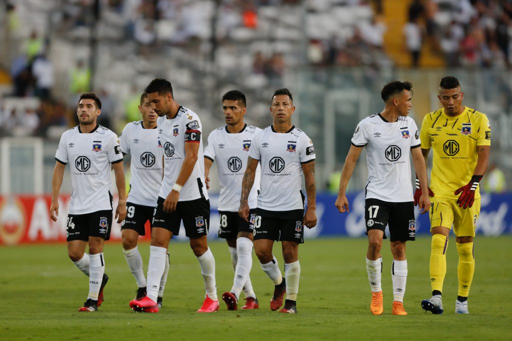 Cuerpo técnico y funcionarios de Colo Colo aceptaron la rebaja de sueldos de Blanco y Negro