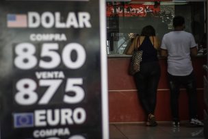 El dólar registró una fuerte caída este lunes y quedó cerca de los 850 pesos