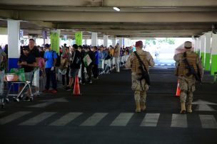 Carabineros identifica a dos personas con Covid-19 haciendo fila en un supermercado en Ñuñoa