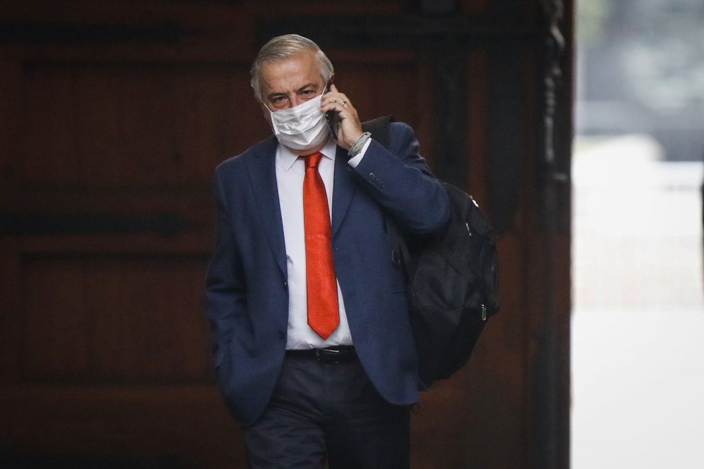 Mañalich defiende retorno gradual de funcionarios públicos y dice que “podríamos pensar en un país sin cuarentena no antes de agosto”