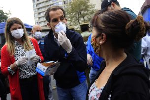 Covid-19: Autoridades entregan mascarillas a feriantes y llaman al autocuidado