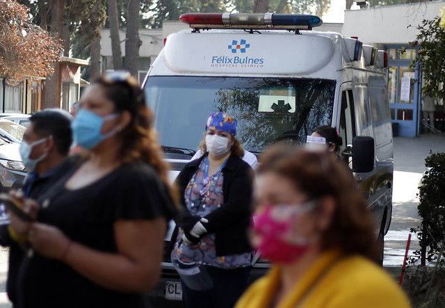 Diputado Castro se querelló contra el Hospital Félix Bulnes por largas filas y aglomeraciones: “Fue una humillación”