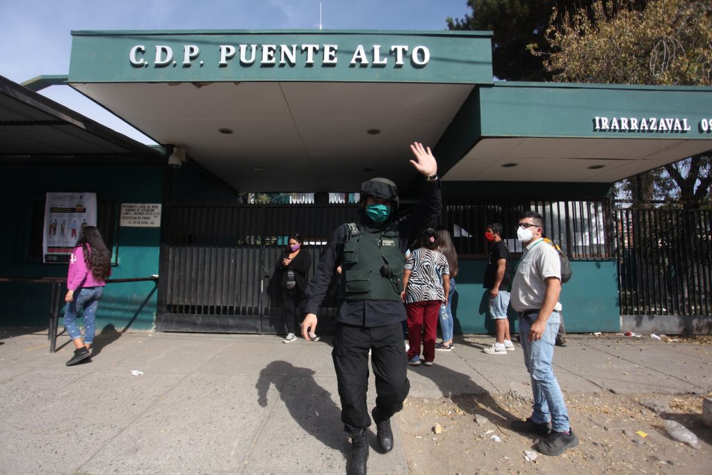 Ministro Jaime Mañalich anunció traslado de internos para frenar brote de coronavirus en cárcel de Puente Alto