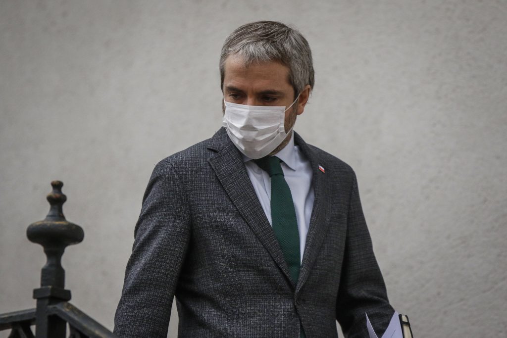 Blumel dice estar abierto a “racionalizar” cronograma electoral y que pandemia “nos ha permitido valorar las instituciones”