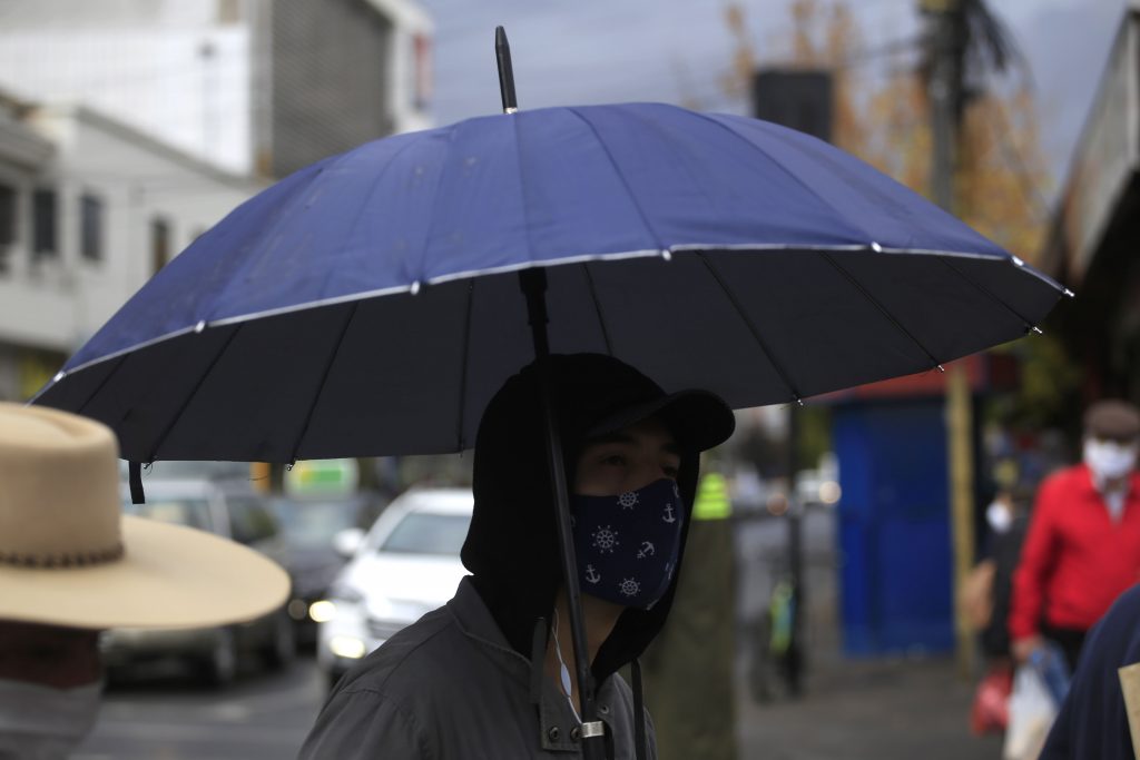 Anuncian lluvias y temperaturas bajas en la Región Metropolitana para esta semana