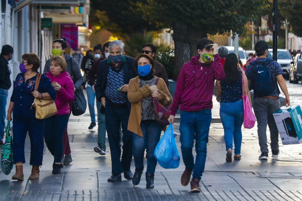 Ómicron: 63% de los chilenos cree que se debería decretar cuarentena tras aumento de casos