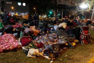 Bolivianos varados acampan afuera de consulado en Chile