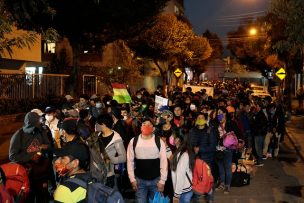 Bolivianos que acampaban frente a consulado viajan en 14 buses hacia Iquique para retornar a su país