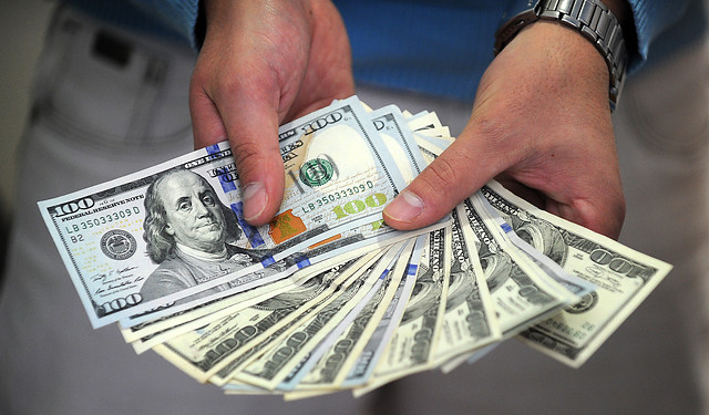 El dólar operó a la baja pero cerró las operaciones de la semana al alza