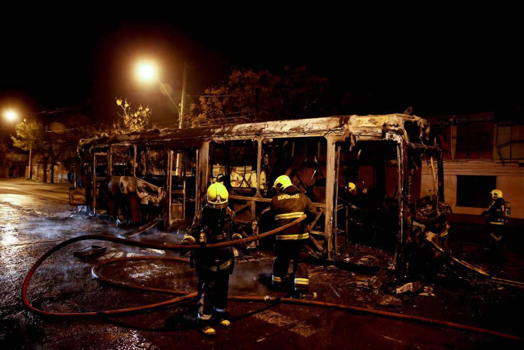 Maipú: Delincuentes queman dos buses del transporte público tras rociarlos con líquido acelerante