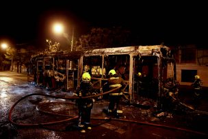 Maipú: Delincuentes queman dos buses del transporte público tras rociarlos con líquido acelerante