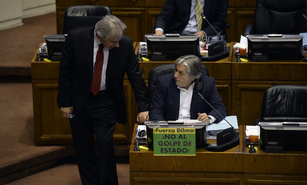 “Hijo del dictador”: el fuerte encontrón tuitero entre los senadores Moreira y Navarro