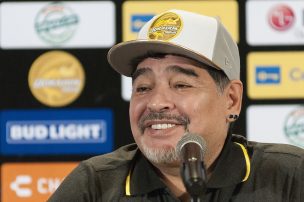 Una subasta benéfica logra 51 millones de pesos por una camiseta de Maradona en Italia