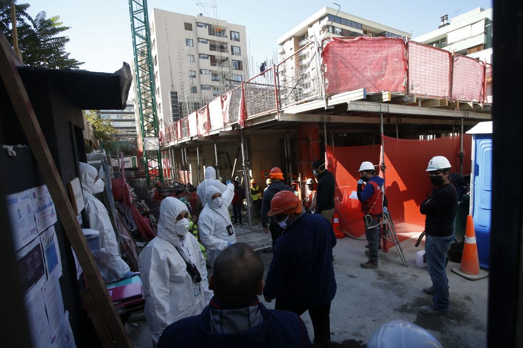 Seremi de Salud confirmó cinco casos positivos de Covid-19 en obra de Providencia