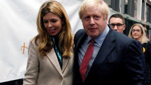 Boris Johnson y su novia Carrie Symonds se convirtieron en padres de un niño