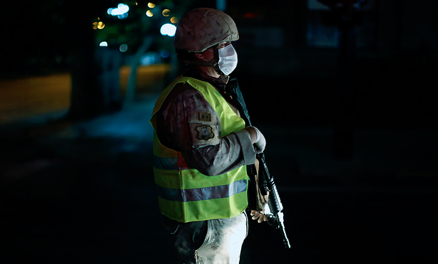 Peñalolén: Carabineros detuvo a 13 personas por infringir el toque de queda y causar “desórdenes”