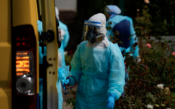 Confirman brote de COVID-19 en residencia de adultos mayores en Las Condes