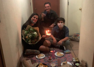 FOTO | Amaro Gómez-Pablos celebró el cumpleaños de su madre con picnic en el pasillo frente a su departamento