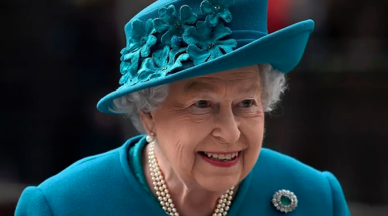 Reina Isabel II estuvo internada en hospital durante la noche del miércoles