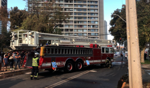 Grave incendio afecta a las dependencias de un galpón en Santiago