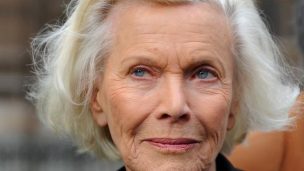 Muere la actriz Honor Blackman, icónica 