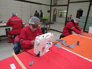 Internos confeccionan mascarillas para prevenir contagios de Covid-19 en cárceles