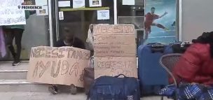 Peruanos acamparon afuera del consulado y pidieron ayuda para volver a su país