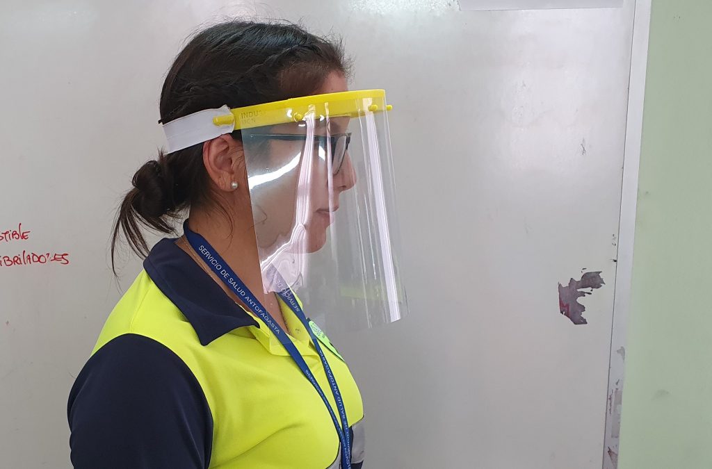 Jóvenes construyen escudos faciales para ayudar a equipos de salud con impresoras 3D